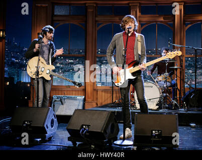 Die Rock-Band "Tokyo Police Club" mit Mitgliedern Dave Monk auf Lead-Gesang und Bass, Josh Hook Links Gitarre und Greg Alsop am Schlagzeug, führen ein Segment der "The Late Late Show with Craig Ferguson" bei CBS Television City in Los Angeles auf Montag, 3. November 2008. Foto von Francis Specker Stockfoto