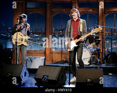 Die Rock-Band "Tokyo Police Club" mit Mitgliedern Dave Monk auf Lead-Gesang und Bass, Josh Hook Links Gitarre und Greg Alsop am Schlagzeug, führen ein Segment der "The Late Late Show with Craig Ferguson" bei CBS Television City in Los Angeles auf Montag, 3. November 2008. Foto von Francis Specker Stockfoto