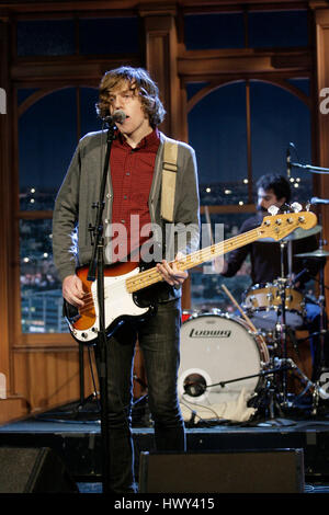 Die Rockband „Tokyo Police Club“ mit Dave Monk als Lead Vocals und Bass und Greg Alsop am Schlagzeug treten am Montag, den 3. November 2008, während eines Abschnitts der „The Late Late Show with Craig Ferguson“ in der CBS Television City in Los Angeles auf. Foto von Francis Specker Stockfoto