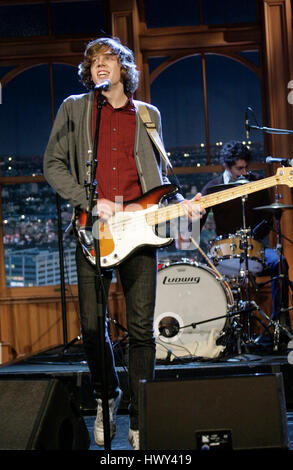 Die Rockband „Tokyo Police Club“ mit Dave Monk als Lead Vocals und Bass und Greg Alsop am Schlagzeug treten am Montag, den 3. November 2008, während eines Abschnitts der „The Late Late Show with Craig Ferguson“ in der CBS Television City in Los Angeles auf. Foto von Francis Specker Stockfoto