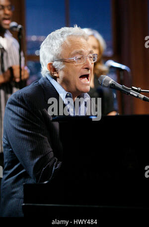 Randy Newman führt am Klavier in einem Segment der "The Late Late Show with Craig Ferguson" auf CBS Television City am 1. Oktober 2008 in Los Angeles, Kalifornien. Foto von Francis Specker Stockfoto