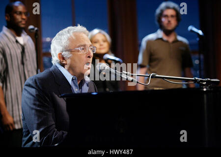 Randy Newman führt am Klavier in einem Segment der "The Late Late Show with Craig Ferguson" auf CBS Television City am 1. Oktober 2008 in Los Angeles, Kalifornien. Foto von Francis Specker Stockfoto