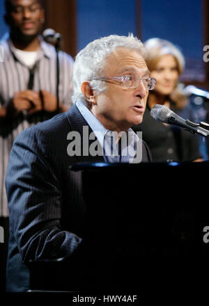 Randy Newman führt am Klavier in einem Segment der "The Late Late Show with Craig Ferguson" auf CBS Television City am 1. Oktober 2008 in Los Angeles, Kalifornien. Foto von Francis Specker Stockfoto