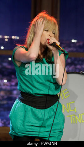 The Ting Tings, mit Katie White auf Lead-Vocals, führen Sie ihre "ist ledig, Not My Name" während ein Segment der 'The Late Late Show with Craig Ferguson"bei CBS Television City am 9. September 2008 in Los Angeles, Kalifornien. Foto von Francis Specker Stockfoto