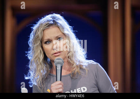 Sängerin Shelby Lynne Perfroms während ein Segment der 'The Late Late Show with Craig Ferguson"bei CBS Television City am 3. September 2008 in Los Angeles, Kalifornien. Foto von Francis Specker Stockfoto