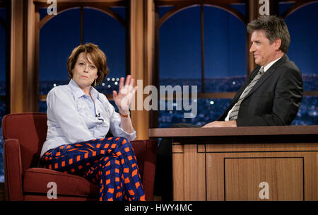 Schauspielerin Sigourney Weaver, links, plaudert mit Host Craig Ferguson während ein Segment der "The Late Late Show with Craig Ferguson" bei CBS Television City am 23. Juni 2008 in Los Angeles, Kalifornien. Foto von Francis Specker Stockfoto