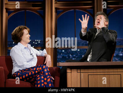 Schauspielerin Sigourney Weaver, links, plaudert mit Host Craig Ferguson während ein Segment der "The Late Late Show with Craig Ferguson" bei CBS Television City am 23. Juni 2008 in Los Angeles, Kalifornien. Foto von Francis Specker Stockfoto