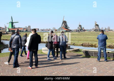 Gruppe von Touristen, die die Bilder von den Windmühlen bei in Zaanse Schans, Zaandam / Zaandijk, Niederlande Stockfoto