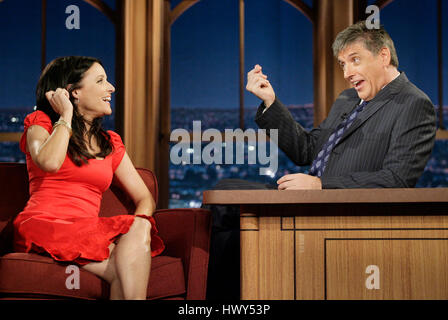 Hosten Sie Craig Ferguson, Recht, Interviews Schauspielerin Julia Louis-Dreyfus während ein Segment der "The Late Late Show with Craig Ferguson" bei CBS Television City auf 2. Juni 2008 in Los Angeles, Kalifornien. Foto von Francis Specker Stockfoto