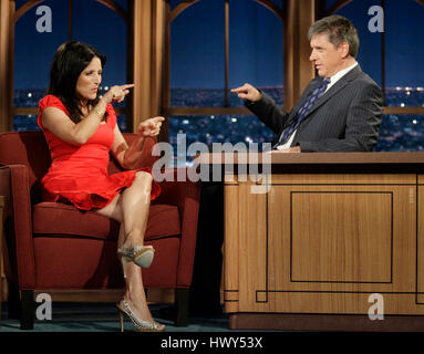 Hosten Sie Craig Ferguson, Recht, Interviews Schauspielerin Julia Louis-Dreyfus während ein Segment der "The Late Late Show with Craig Ferguson" bei CBS Television City auf 2. Juni 2008 in Los Angeles, Kalifornien. Foto von Francis Specker Stockfoto