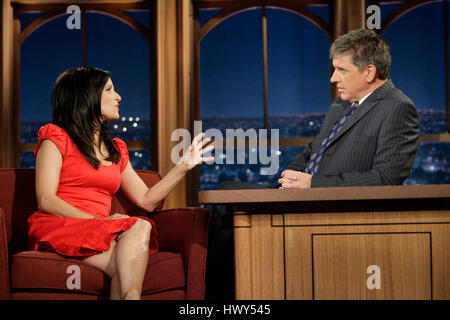 Hosten Sie Craig Ferguson, Recht, Interviews Schauspielerin Julia Louis-Dreyfus während ein Segment der "The Late Late Show with Craig Ferguson" bei CBS Television City auf 2. Juni 2008 in Los Angeles, Kalifornien. Foto von Francis Specker Stockfoto