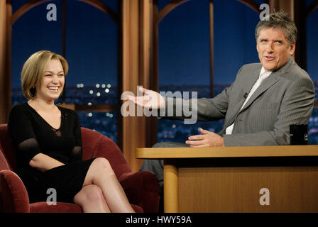 Britische Schauspielerin Sophia Myles, links, plaudert mit Host Craig Ferguson während ein Segment der "The Late Late Show with Craig Ferguson" bei CBS Television City am 30. April 2008 in Los Angeles, Kalifornien. Foto von Francis Specker Stockfoto