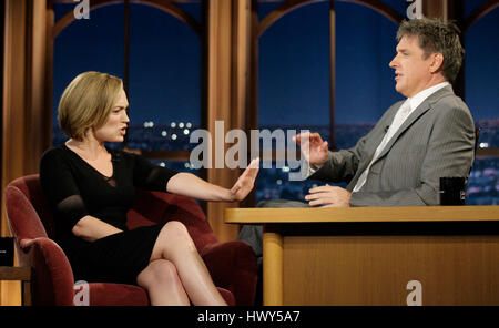 Britische Schauspielerin Sophia Myles, links, plaudert mit Host Craig Ferguson während ein Segment der "The Late Late Show with Craig Ferguson" bei CBS Television City am 30. April 2008 in Los Angeles, Kalifornien. Foto von Francis Specker Stockfoto