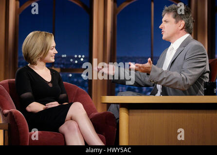 Britische Schauspielerin Sophia Myles, links, plaudert mit Host Craig Ferguson während ein Segment der "The Late Late Show with Craig Ferguson" bei CBS Television City am 30. April 2008 in Los Angeles, Kalifornien. Foto von Francis Specker Stockfoto