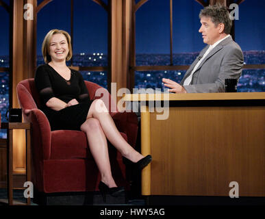 Britische Schauspielerin Sophia Myles, links, plaudert mit Host Craig Ferguson während ein Segment der "The Late Late Show with Craig Ferguson" bei CBS Television City am 30. April 2008 in Los Angeles, Kalifornien. Foto von Francis Specker Stockfoto