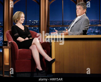 Britische Schauspielerin Sophia Myles, links, plaudert mit Host Craig Ferguson während ein Segment der "The Late Late Show with Craig Ferguson" bei CBS Television City am 30. April 2008 in Los Angeles, Kalifornien. Foto von Francis Specker Stockfoto