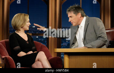 Britische Schauspielerin Sophia Myles, links, plaudert mit Host Craig Ferguson während ein Segment der "The Late Late Show with Craig Ferguson" bei CBS Television City am 30. April 2008 in Los Angeles, Kalifornien. Foto von Francis Specker Stockfoto