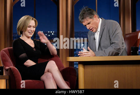 Britische Schauspielerin Sophia Myles, links, plaudert mit Host Craig Ferguson während ein Segment der "The Late Late Show with Craig Ferguson" bei CBS Television City am 30. April 2008 in Los Angeles, Kalifornien. Foto von Francis Specker Stockfoto