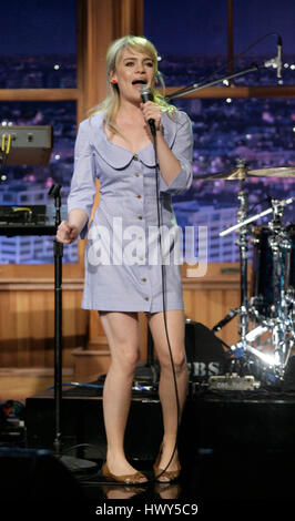 Britische Sängerin Aimee Anne Duffy führt aka "Duffy" während ein Segment der "The Late Late Show with Craig Ferguson" auf CBS Television City am 29. April 2008 in Los Angeles, Kalifornien. Foto von Francis Specker Stockfoto