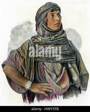Dieses Bild zeigt eine Beduinenfrau aus der arabischen Wüste, die ihre traditionelle Kleidung und ihre kulturelle Identität einnimmt. Die Illustration bietet einen Einblick in den Lebensstil und die Bräuche der Beduinenfrauen und zeigt ihre Kleidung, ihren Schmuck und ihren ökologischen Kontext im frühen 20. Jahrhundert. Stockfoto