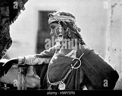 Abb. 512 zeigt eine wohlhabende Frau aus Nordafrika, die mit reichhaltigem Schmuck geschmückt ist und den kulturellen und sozialen Status der Frauen in Nordafrika widerspiegelt. Das Kunstwerk unterstreicht die Komplexität des Schmuckdesigns und die Opulenz dieser Zeit. Stockfoto