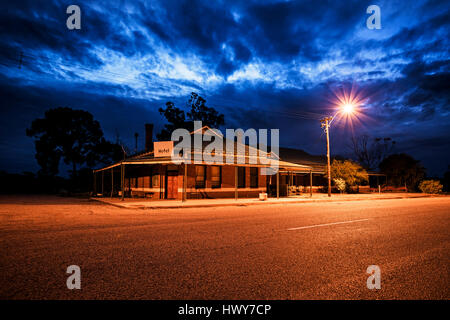 Verlassenen Hotel im Outback. Straße in einer Goldgräberstadt mit verlassenen Hotel. Western Australia, Australien Stockfoto