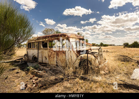 Alte rostige Schulbus im Outback. Schulbus-Wrack in der Landschaft. Wheatbelt, Western Australia, Australien Stockfoto