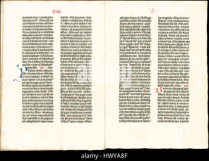 Die „36 Line Bible“, auch als Gutenberg-Bibel bekannt, ist eines der frühesten großen Bücher, die in beweglicher Schrift gedruckt wurden. Es stellt einen bedeutenden Fortschritt in der Geschichte des Druckens dar und trägt zur Verbreitung der Renaissance und Reformation bei. Stockfoto