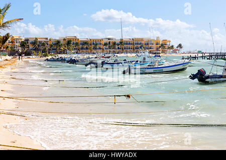 Angelboote/Fischerboote am Strand von Playa del Carmen in Mexiko. Hotel The Royal Playa del Carmen auf der Rückseite. Stockfoto