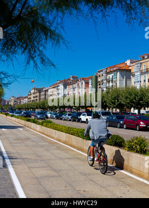 Radfahrer auf dedizierten Radweg in Santander Nordspanien Kantabrien Stockfoto