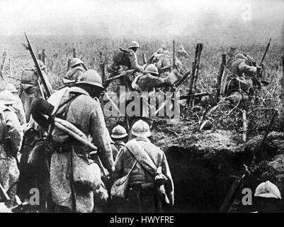 Die „Bataille de Verdun“ bezieht sich auf die Schlacht von Verdun im Jahr 1916, eine der längsten und blutigsten Schlachten des Ersten Weltkriegs. Sie wurde zwischen französischen und deutschen Truppen an der Westfront ausgetragen. Stockfoto