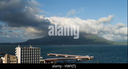 Ausbruch des Vulkan Sakurajima, Kagoshima auf der Insel Kyushu, Südjapan. Einer der aktivsten Vulkane der Welt. Stockfoto