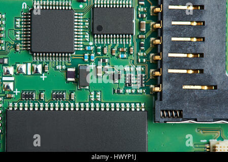 Nahaufnahme der Elektronikplatine Schaltung mit digitalen Komponenten und Pommes frites Stockfoto