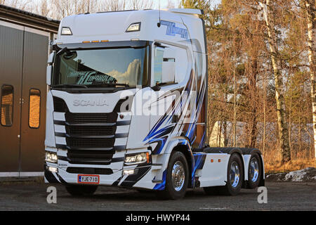 RASEBORG, Finnland - 19. November 2016: Nächste Generation Scania S500 Transport K Lindholm & Co. parkten auf einem Hof. Raseborg basierte Transport compan Stockfoto