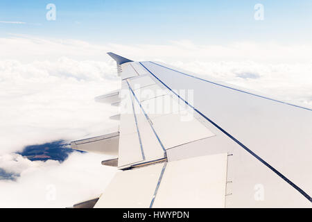 Flugzeug-Blick auf Wolken und Erde Wasser Stockfoto