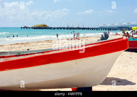 Angelboote/Fischerboote und Touristen am Strand Playa del Carmen Sand in Mexiko Stockfoto