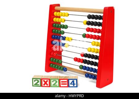 Pädagogische Abacus und Holzklötze isoliert auf weißem Hintergrund Stockfoto