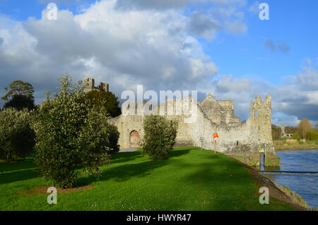 Desmond Burgruine mit der Sonne beschienen in Irland. Stockfoto