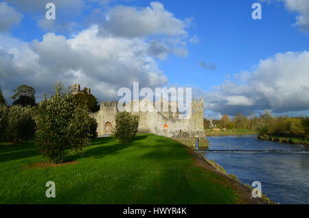 Sehr schöne Sonne, die auf den Ruinen der Desmond Castle in Irland. Stockfoto