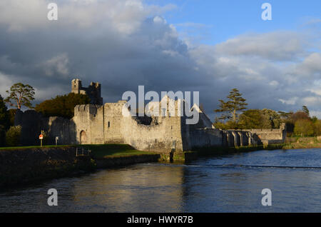 Sonne auf den Ruinen von Desmond Castle und Maigue Fluss. Stockfoto