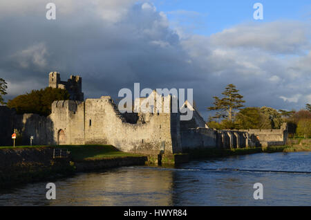 Sonne durch die Gewitterwolken auf Desmond Castle in Irland. Stockfoto