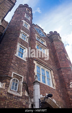 London, City of Westminster The Tudor aus rotem Backstein Turm von St. James Palace in Pall Mall Stockfoto