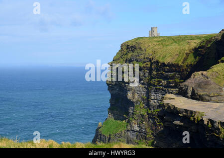 Schöne Aussicht auf O'Briens Tower entlang der Klippen von Moher. Stockfoto