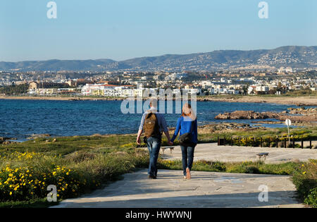 Ein paar Fuß entlang der Küste in Kato Paphos, Paphos, Zypern im Frühling. Stockfoto