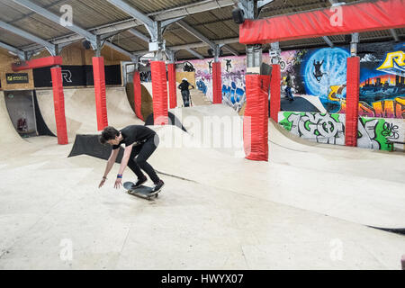 Teenager, Teenager, jungen, Jugendliche, auf SkateboardSKATEBOARDS, Skateboards, Hobby, aktiv, Aktivität, indoor, Llanelli,Ramps,Ramp,skatepark,Wales,U.K., Stockfoto