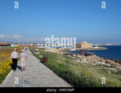 Ein paar Fuß entlang der Küste in Kato Paphos, Paphos, Zypern im Frühling. Stockfoto