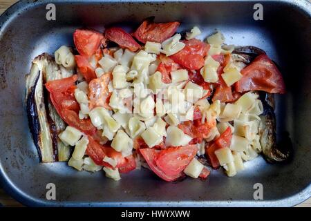 Gebackene Auberginen mit Nudeln und pürierte Tomaten Stockfoto