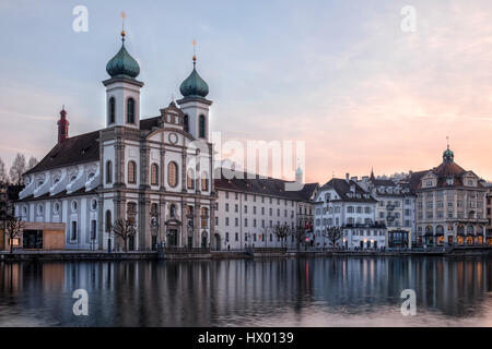 Jesuitenkirche Luzern, Reuss, Nadelwehr, Schweiz, Europa Stockfoto