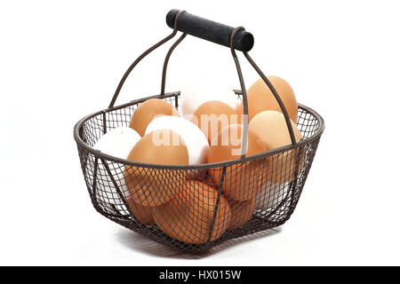 Eiern in einem Korb isoliert auf weißem Hintergrund Stockfoto
