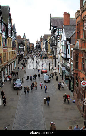 Eine geschäftige Eastgate Street Chester Stockfoto